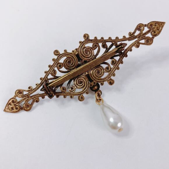 Vintage 1950s Brass Filigree Brooch Faux Pearl Cluster Dangle Elegant Romantic - Picture 7 of 10